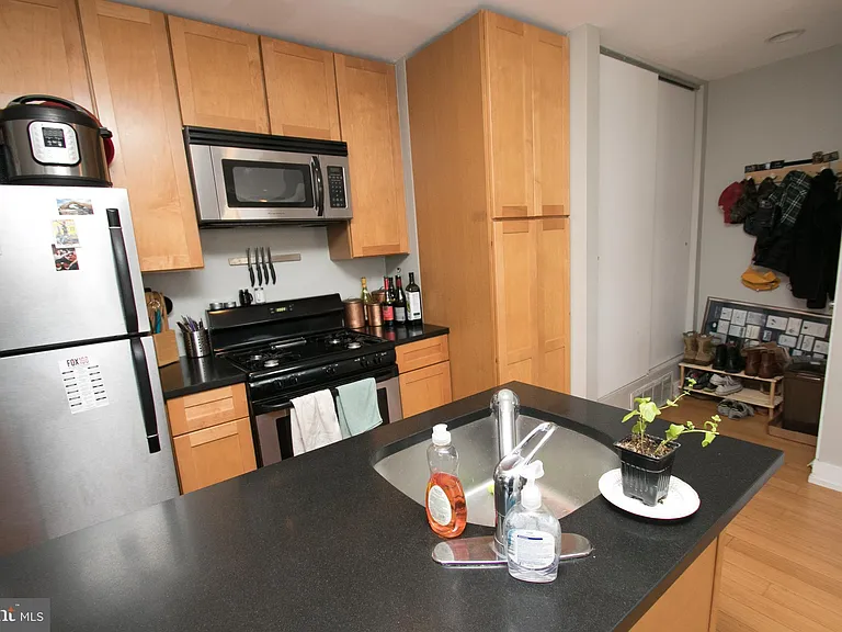 2351 Christian St #D — Photo 11