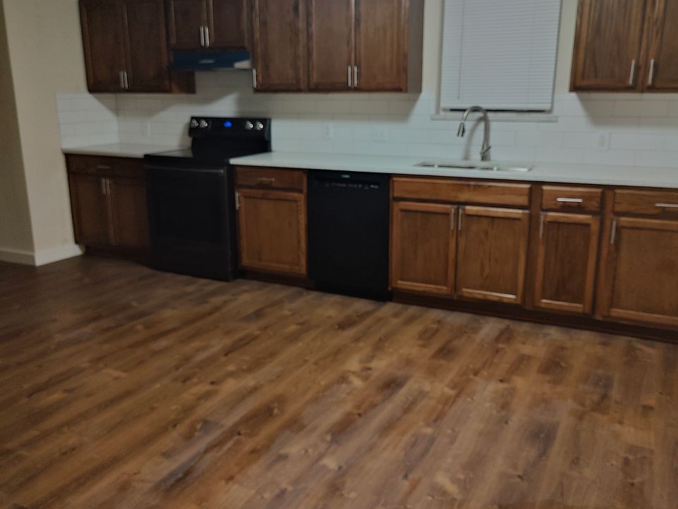 1st image of 821 Perry Dr