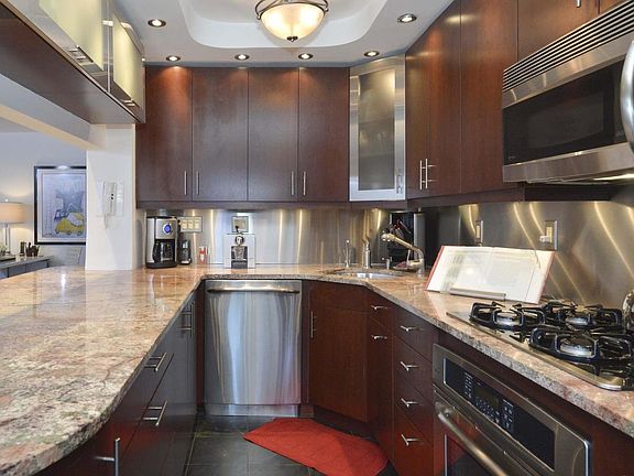 3rd image of 150 E 61st St APT 11D
