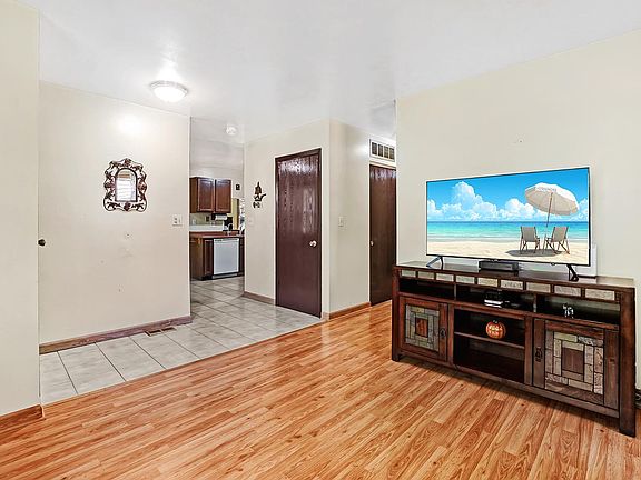 5th image of 1046 Crestwood Ln