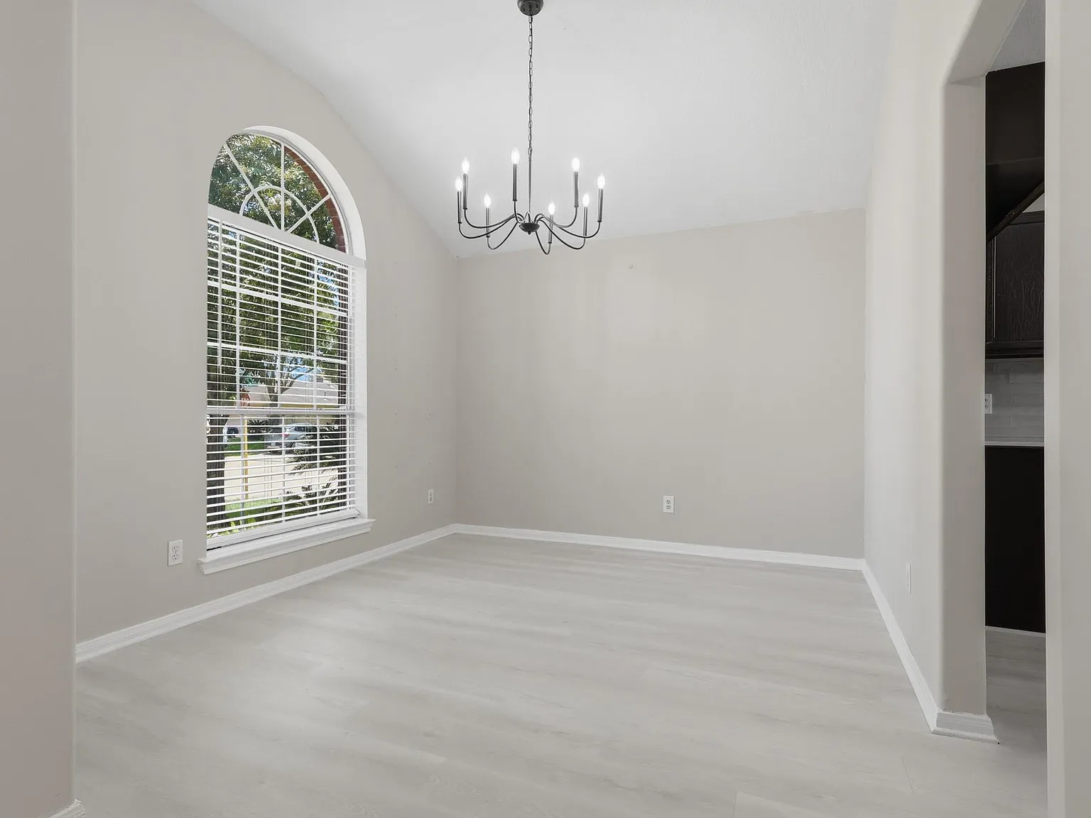 3 bed, 2.0 bath, 1402 sqft, $2,250 — Photo 3