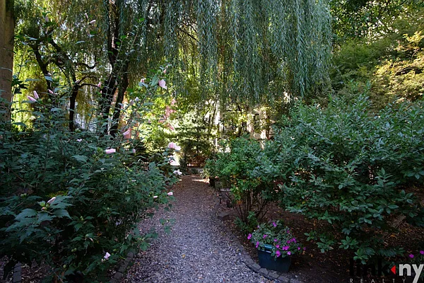 Rented by Link NY Realty | media 12