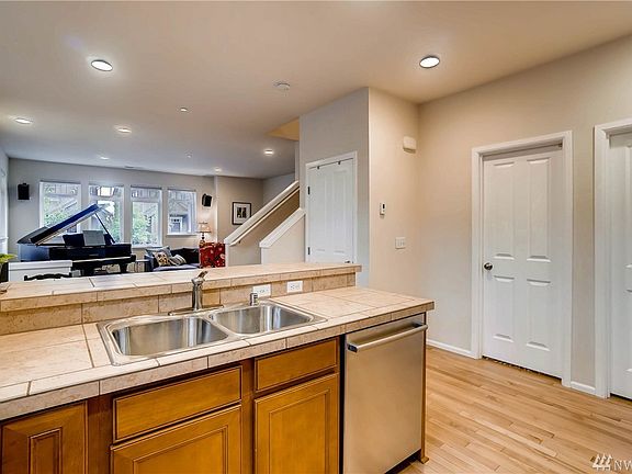5th image of 1830 10th Ave NE #1318