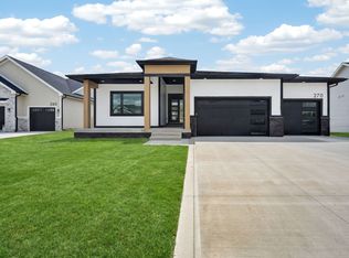 270 NW Copperleaf Ct, Waukee, IA 50263