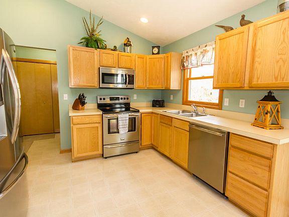 4th image of 2838 Sunrise Ave