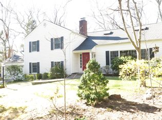 29 Roundabout Rd, Smithtown, NY 11787