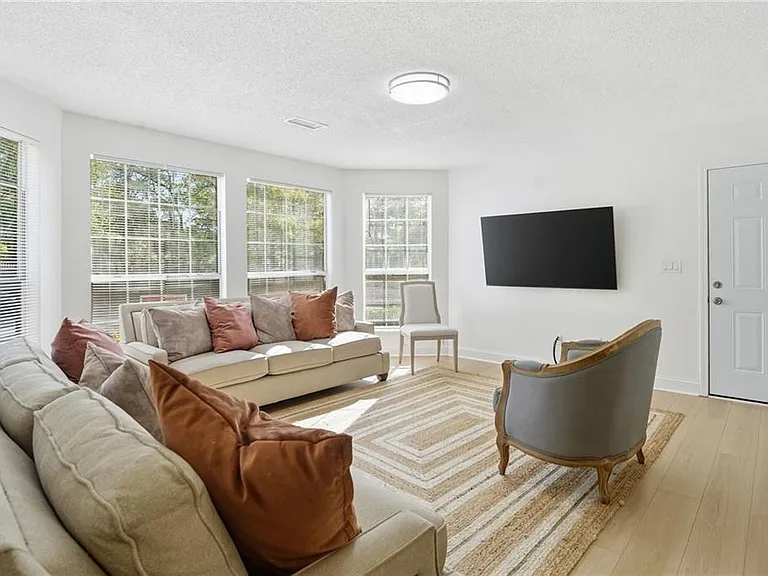 904 Wentworth Ct — Photo 4