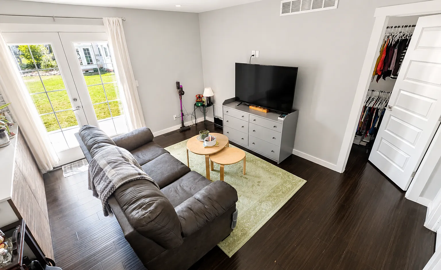 3 bed, 1.5 bath, 900 sqft, $2,675 — Photo 4