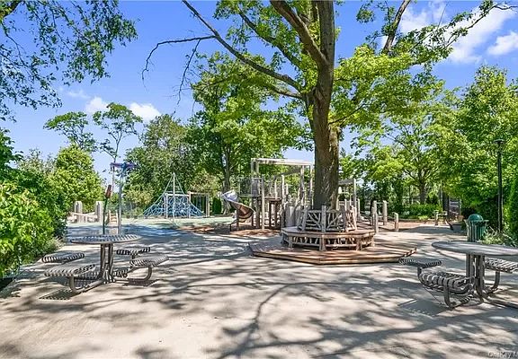 3rd image of 5900 Arlington Ave APT 4G