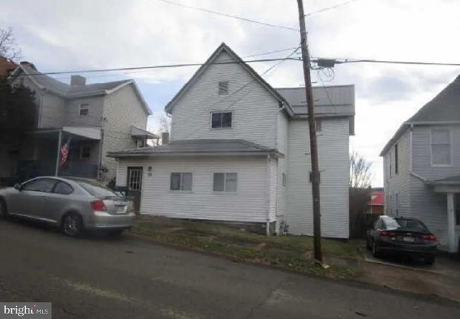 71 Nutt Ave photo 1