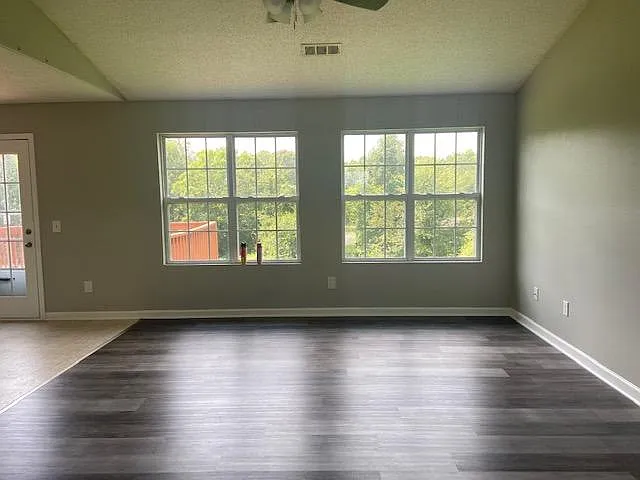 4 bed, 1800 sqft, $2,100 — Photo 4
