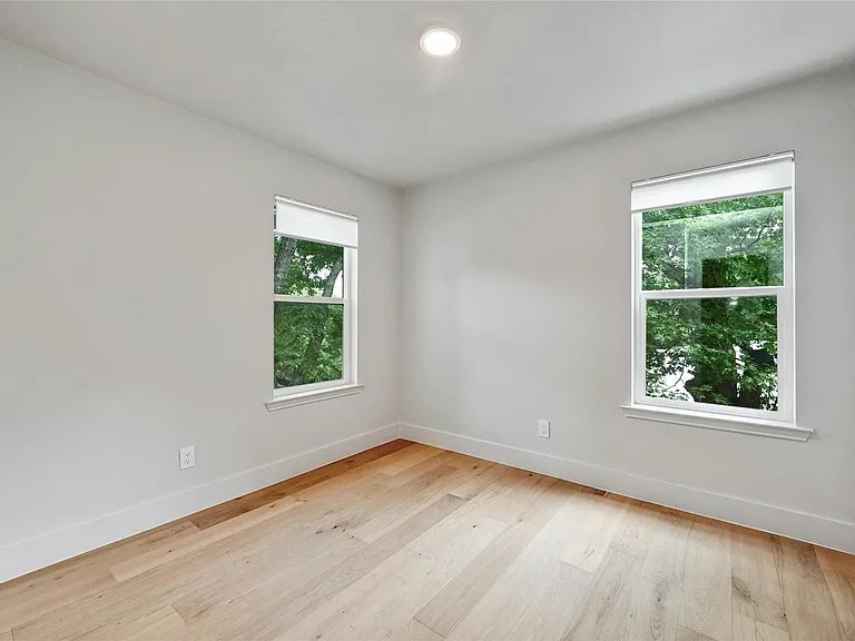 1305 Kenwood Ave — Photo 24