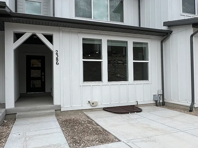 2386 Wildwood Ln — Photo 2