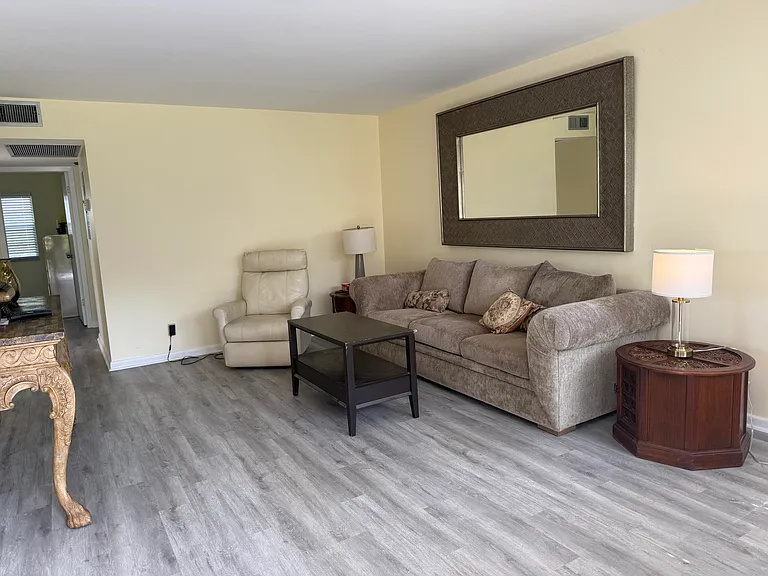 389 Fanshaw #389 — Photo 7