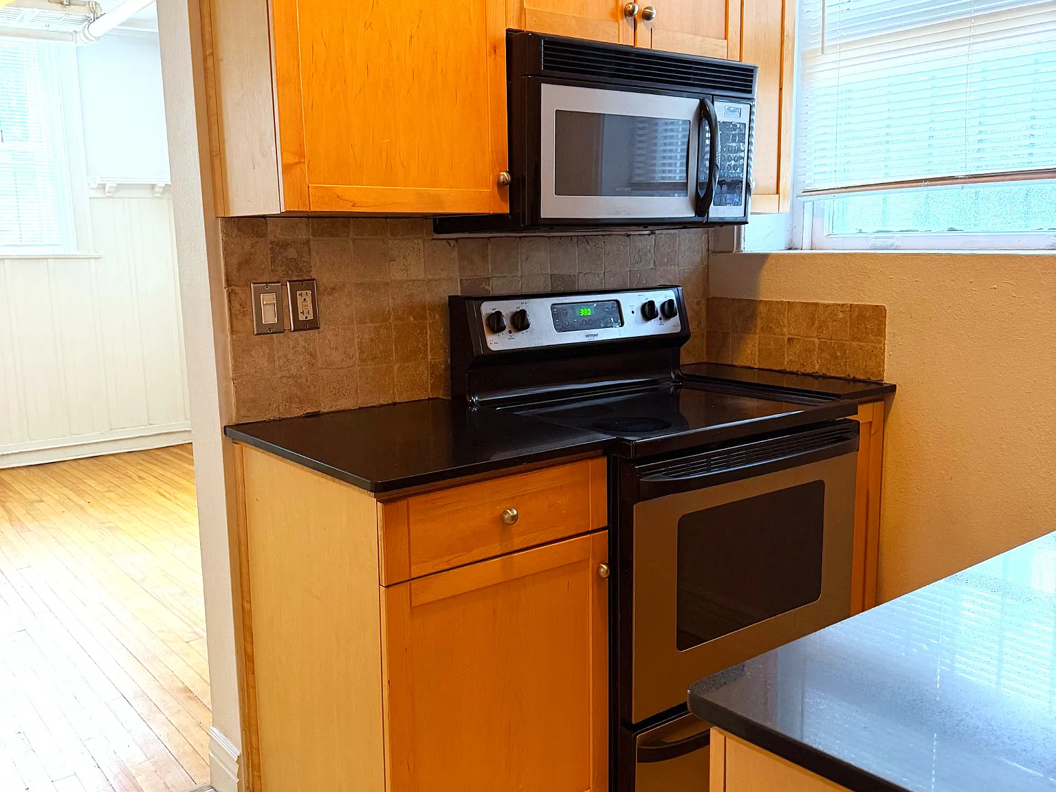 1 bed, 880 sqft, $1,350 — Photo 4