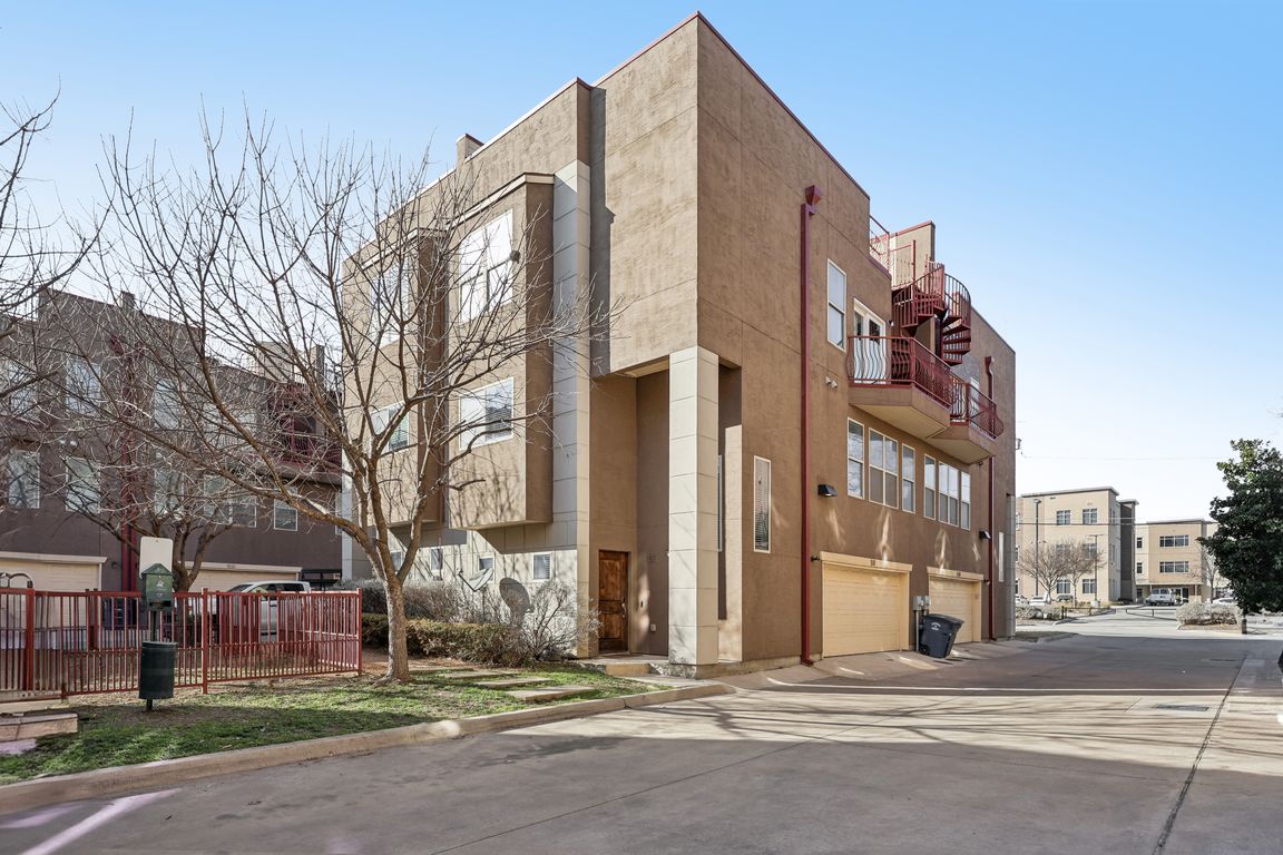Bluff Ridge Way-S1302-001.jpg