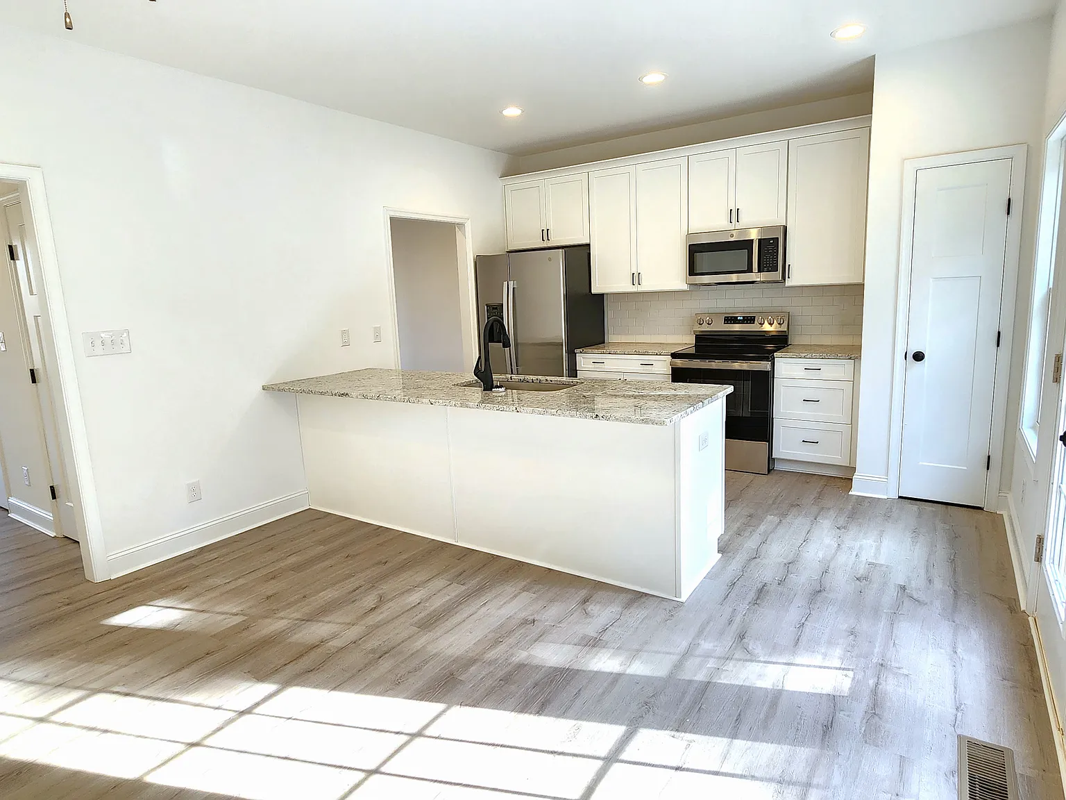 3 bed, 2.5 bath, 1568 sqft, $1,899 — Photo 4