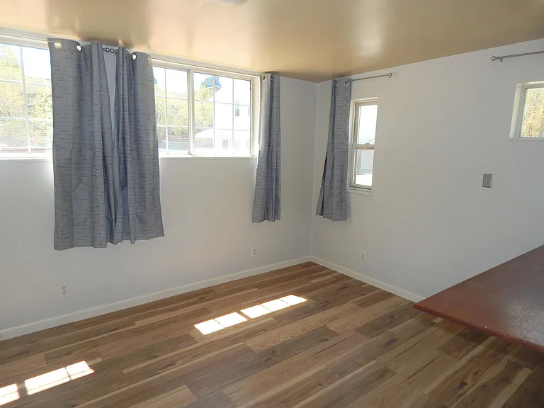 326 W 11th St — Photo 11
