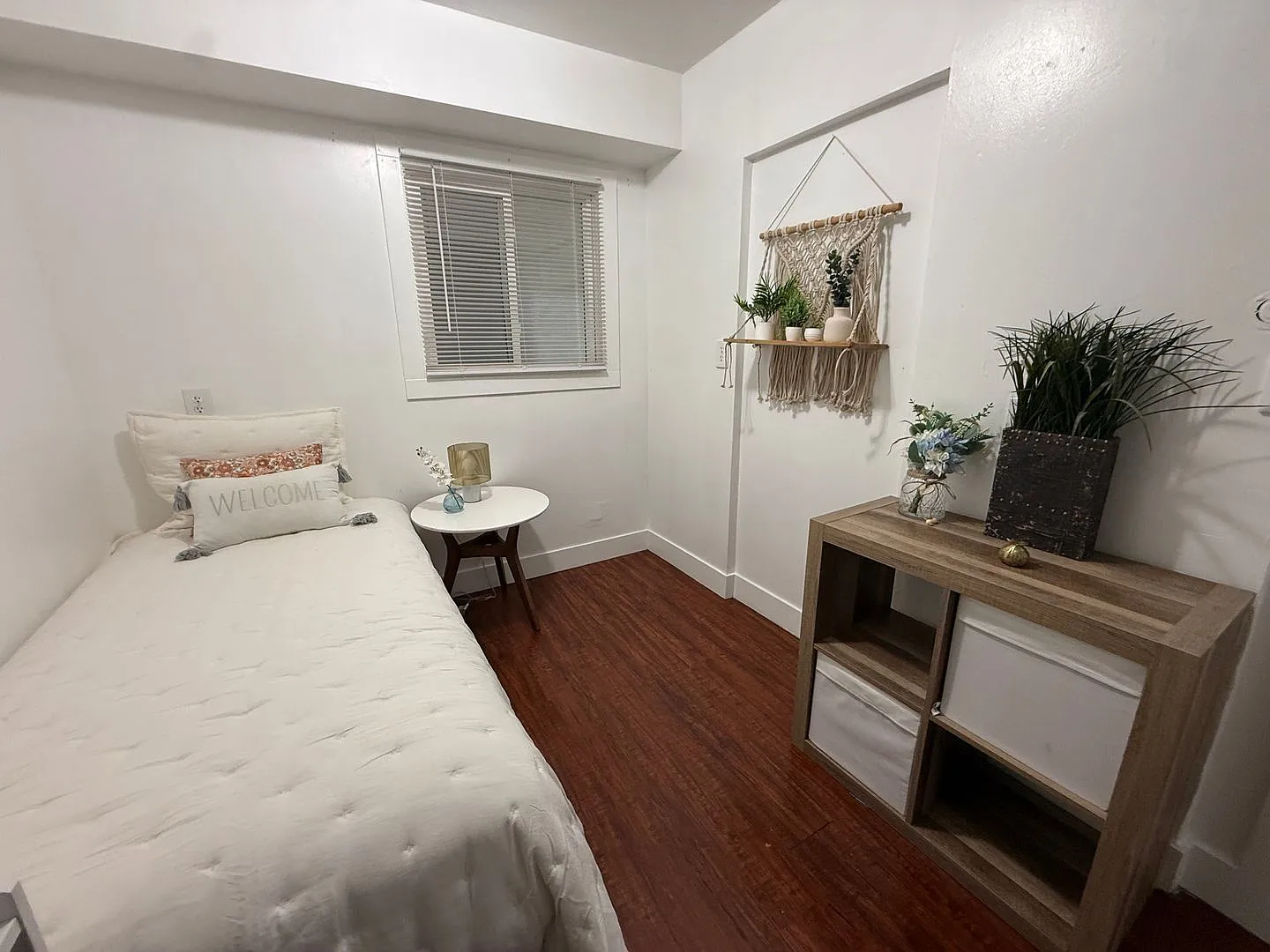 Affordable Furnished Girl Budget Room Downtown — Photo 4