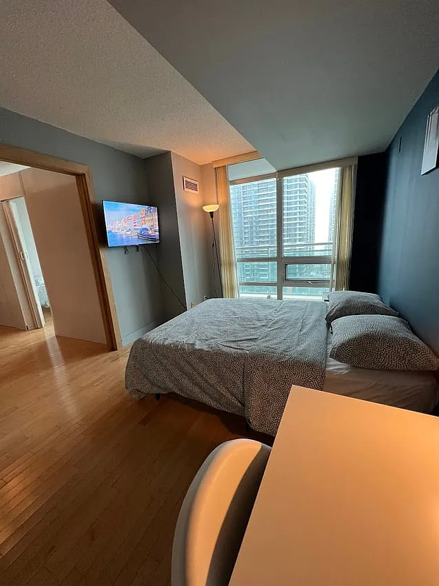 Deluxe Room - Front St W & Spadina Ave — Photo 2
