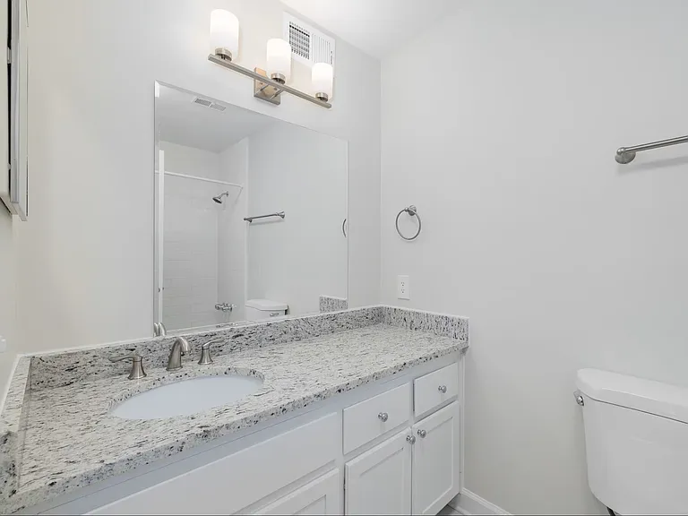 Western Hills Apartments — Photo 11