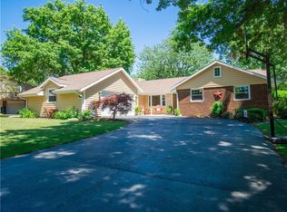 2213 Seneca Dr, Charleston, IL