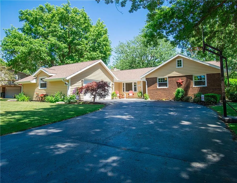 2213 Seneca Dr photo 1