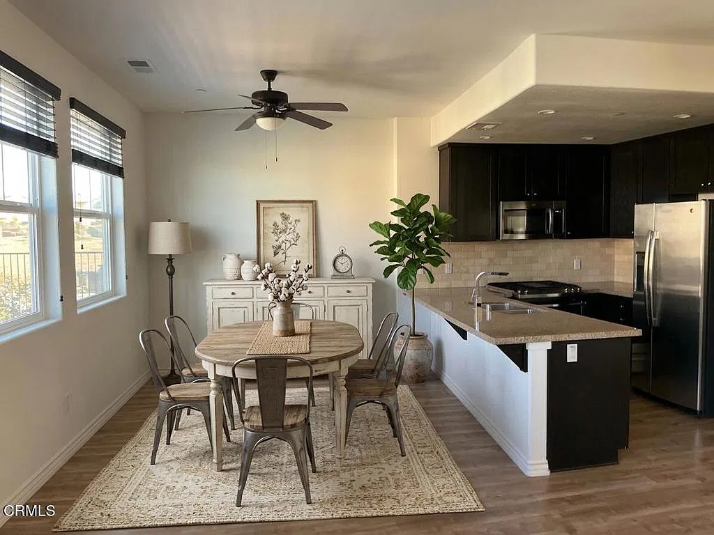 3 bed, 3.5 bath, 2010 sqft, $4,600 — Photo 3