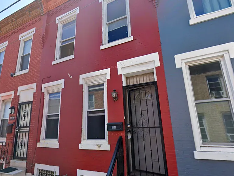 2210 Greenwich St — Photo 1
