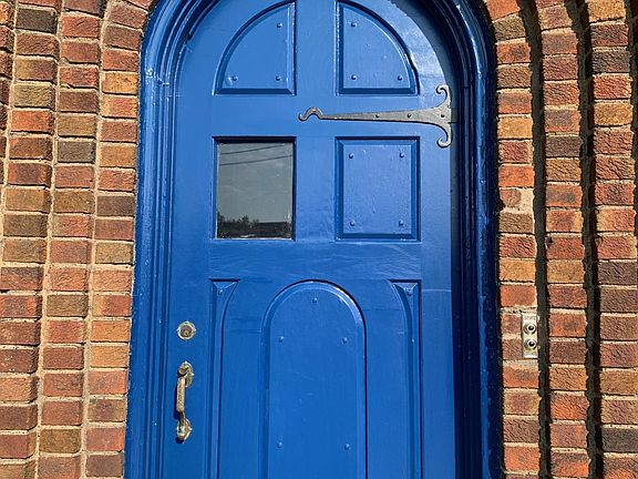 Front door w/doorbell