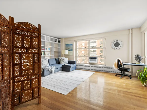 90 La Salle Street image 1 of 7