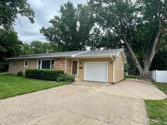 3rd image of 828 Eastgate Dr
