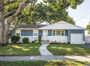 8 Saxon Rd, Farmingdale, NY 11735