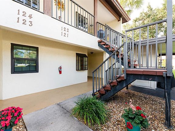 5th image of 121 Pine Hollow Dr #121