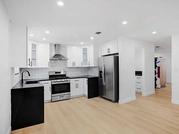 5th image of 124-126 S Marengo Ave #4
