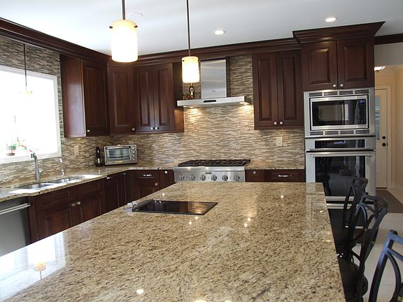 5th image of 9 Penataquit Dr