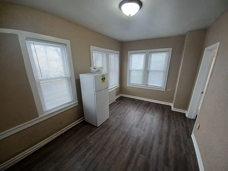 1332 Minnehaha Ave W — Photo 2