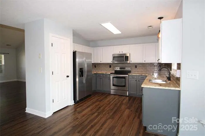 7830 Shiny Meadow Ln — Photo 3