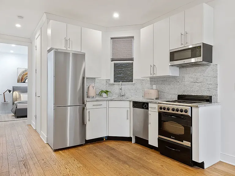 201 E 33rd St #3B — Photo 1