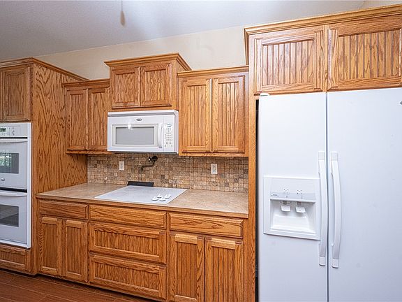 3rd image of 24 Woodbridge Dr