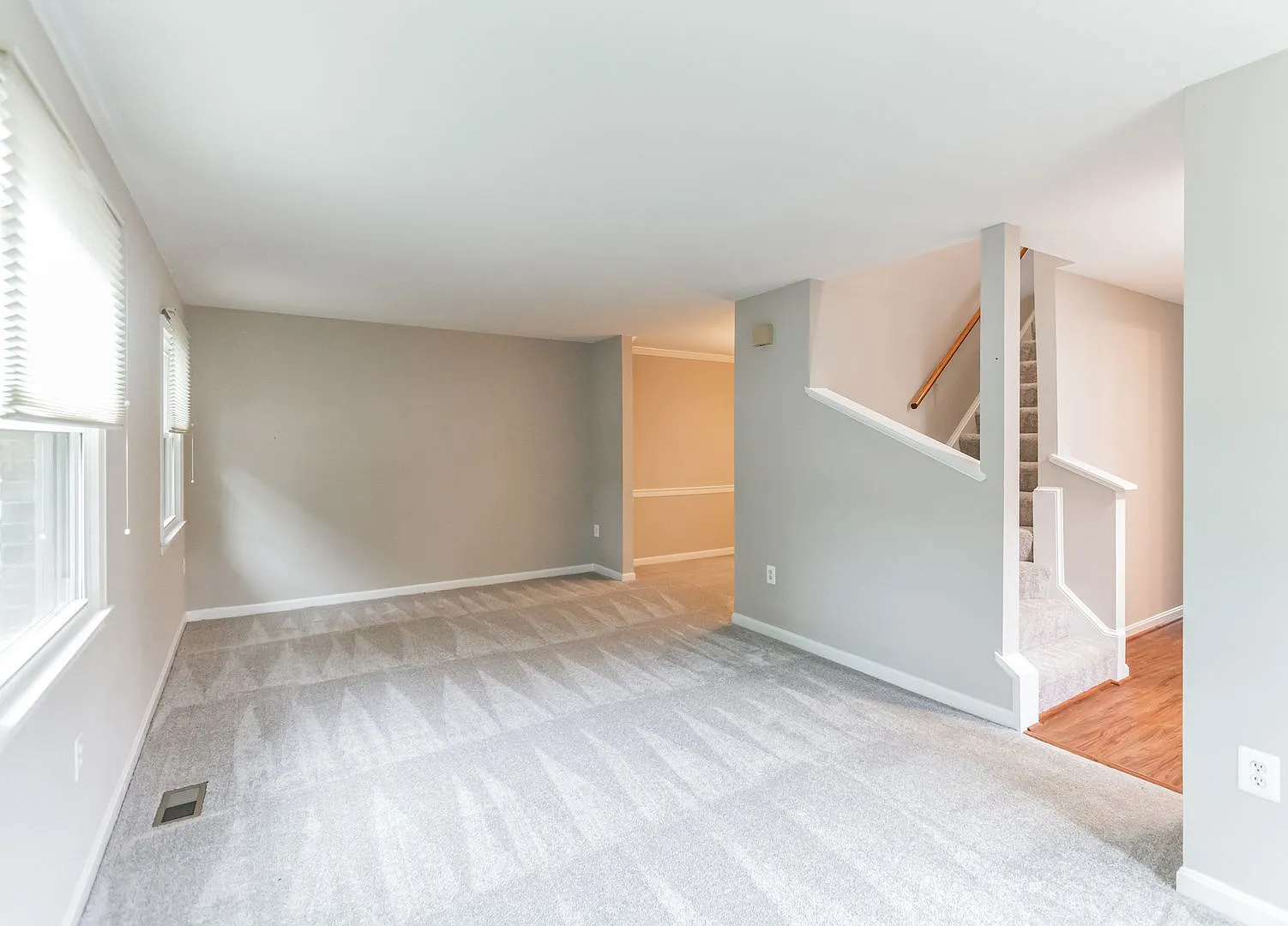 Prime Lake Front Cul-De-Sac Location — Photo 4
