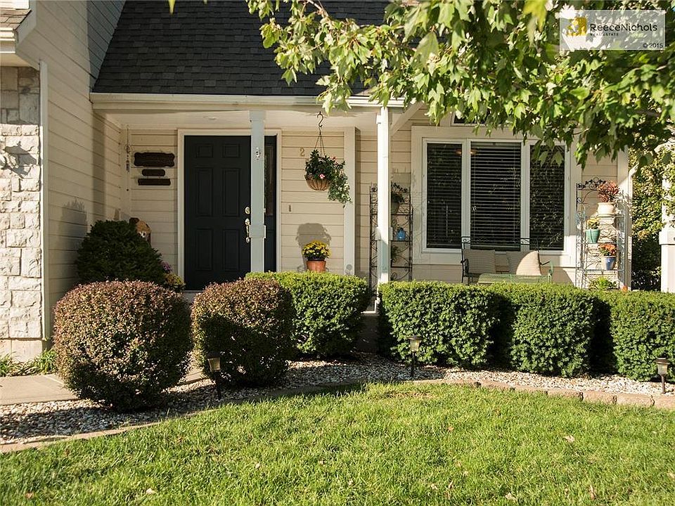 Meadows of Winterset 'picture perfect' 2 story.