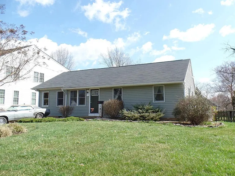 1821 Pimmit Dr — Photo 1