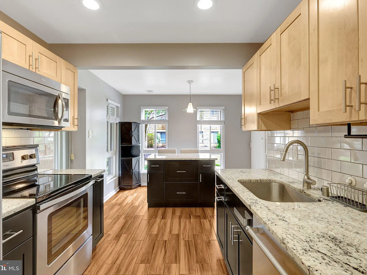 Jefferson Mews Condo — Photo 2