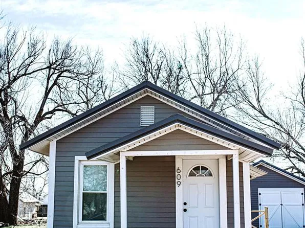 609 E Maple St, Cushing, OK 74023