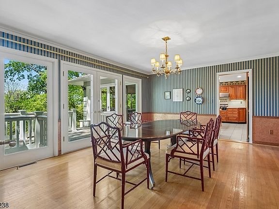5th image of 19 GREENBRIAR DRIVE