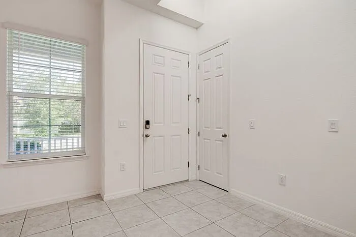 4 bed, 2.5 bath, 2070 sqft, $3,200 — Photo 4