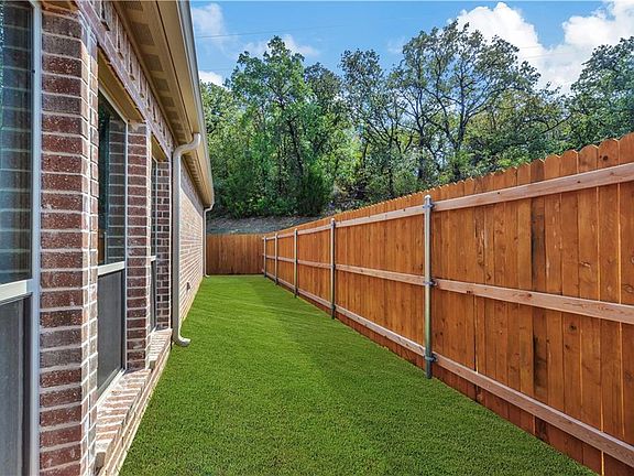 4th image of 2231 Highland Villa Ln