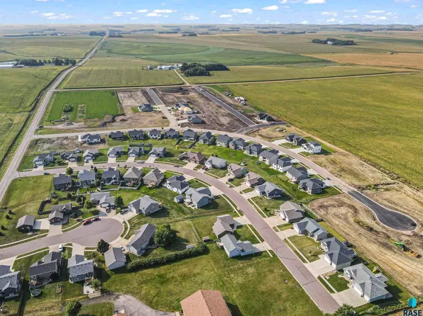 1008 Sundance St, Valley Springs, SD 57068