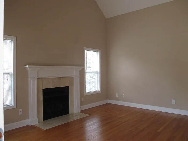 4 Larchmont Ln — Photo 2